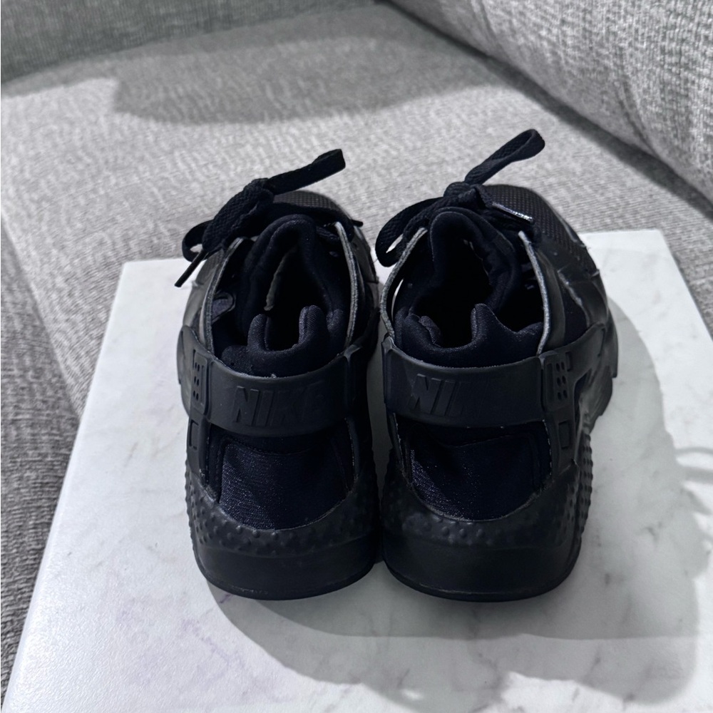 Nike Black Sneakers Sleek Monochromatic Design